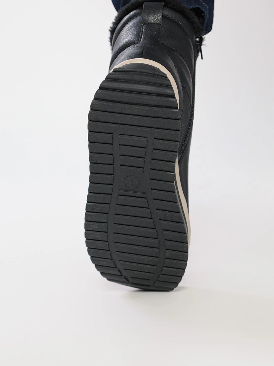 Ботинки черного цвета с оторочкой